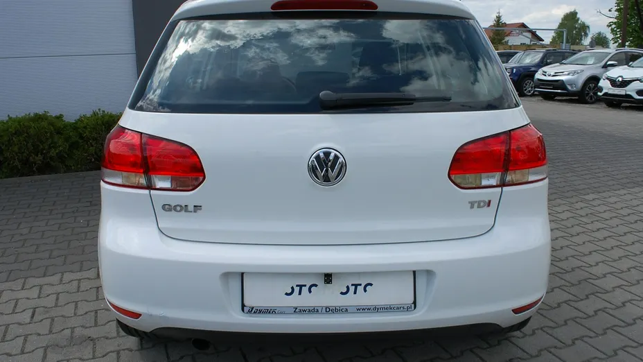 VOLKSWAGEN Golf -
