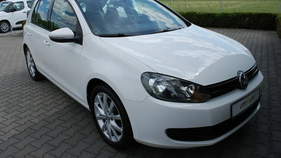 VOLKSWAGEN Golf -