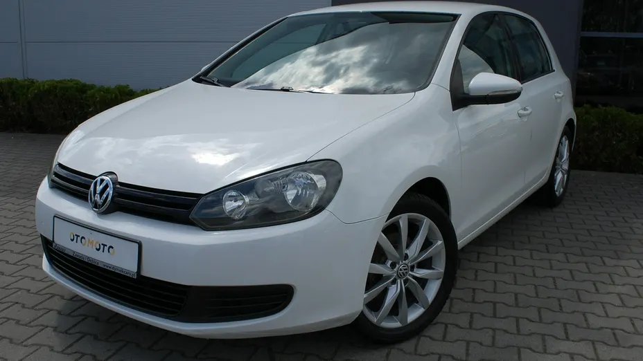 VOLKSWAGEN Golf -