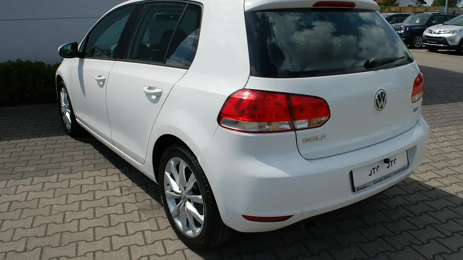VOLKSWAGEN Golf -