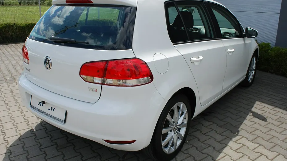 VOLKSWAGEN Golf -