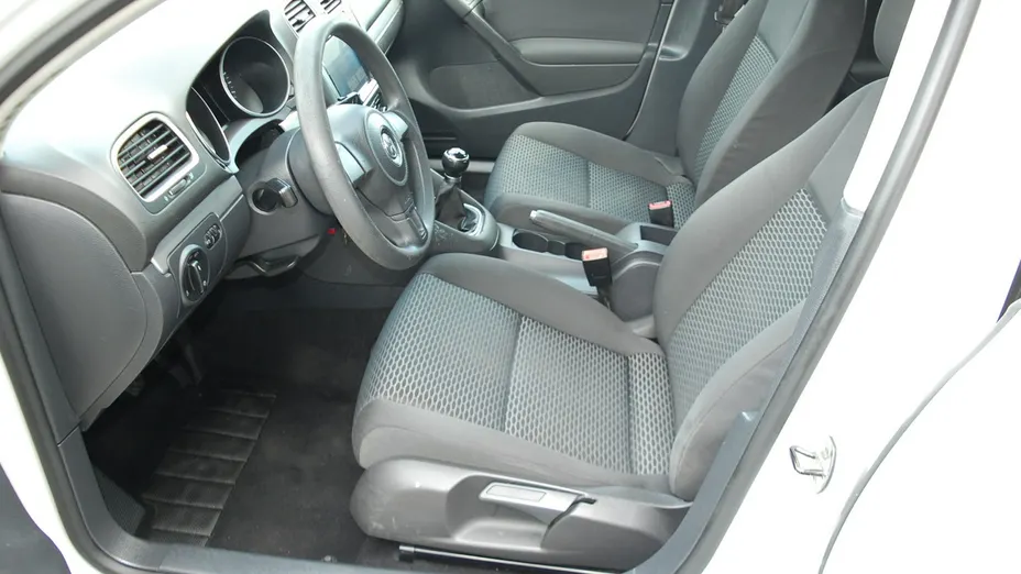 VOLKSWAGEN Golf -