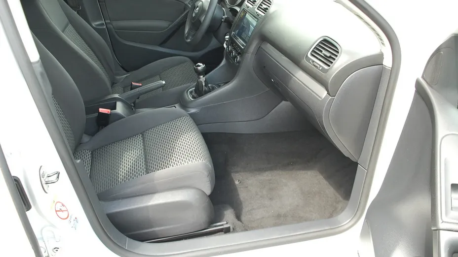 VOLKSWAGEN Golf -