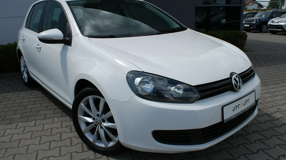 VOLKSWAGEN Golf -