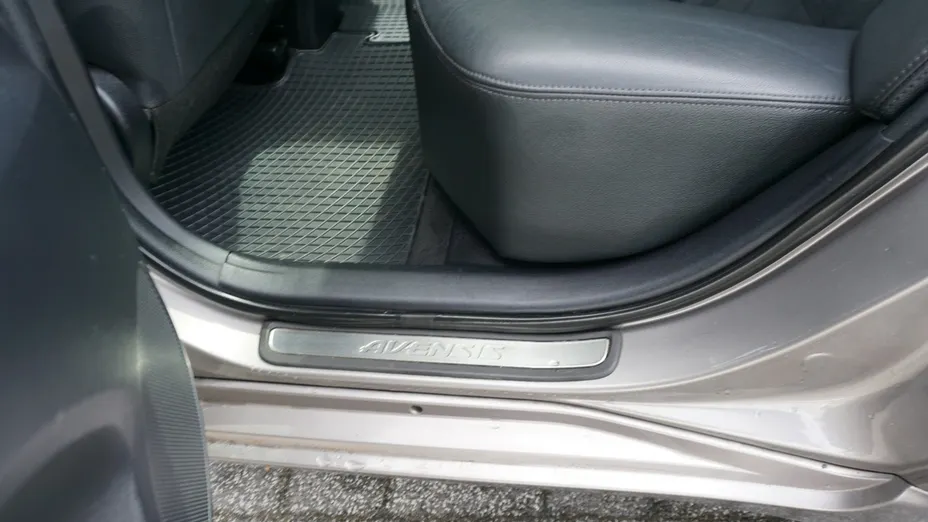 TOYOTA Avensis -