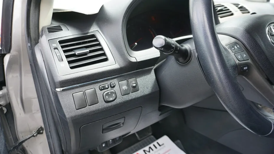 TOYOTA Avensis -