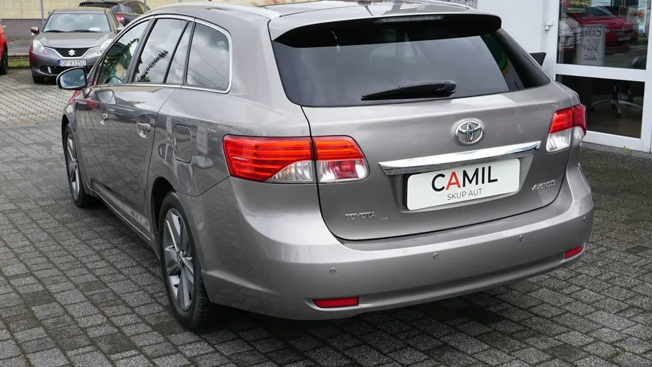 TOYOTA Avensis -
