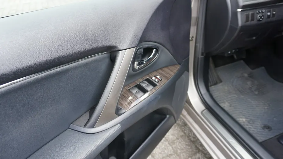 TOYOTA Avensis -