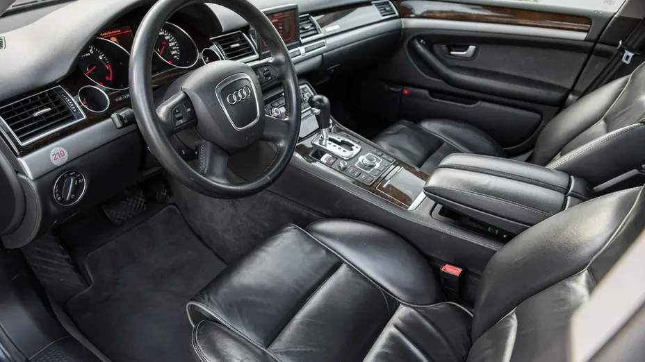 AUDI A8 -