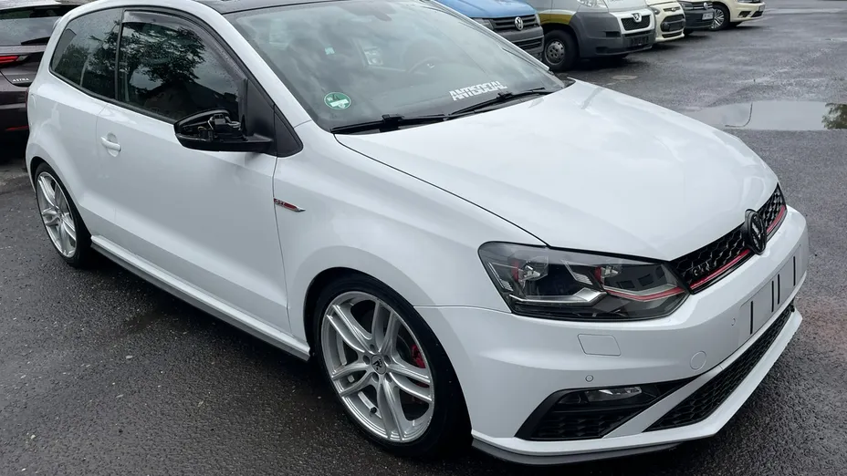 VOLKSWAGEN Polo -