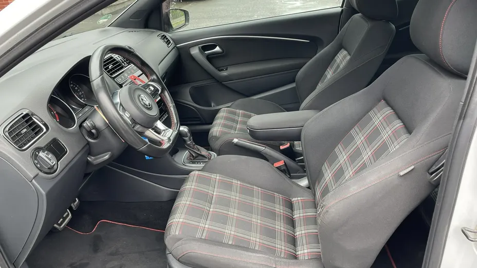 VOLKSWAGEN Polo -