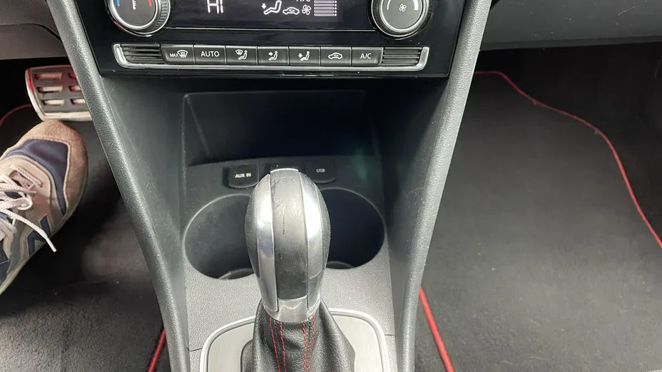 VOLKSWAGEN Polo -