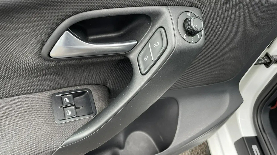 VOLKSWAGEN Polo -