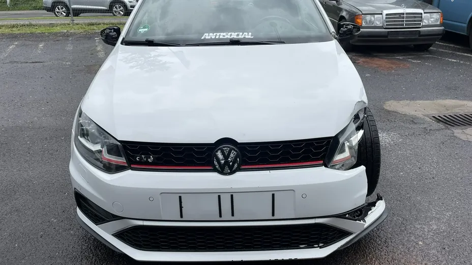 VOLKSWAGEN Polo -