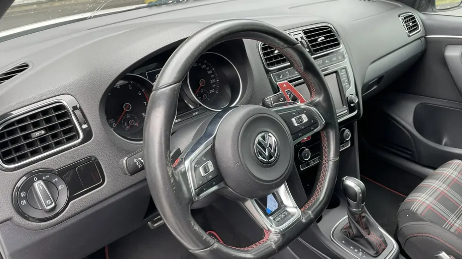 VOLKSWAGEN Polo -