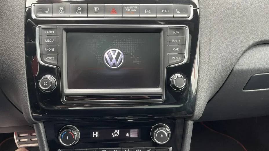 VOLKSWAGEN Polo -