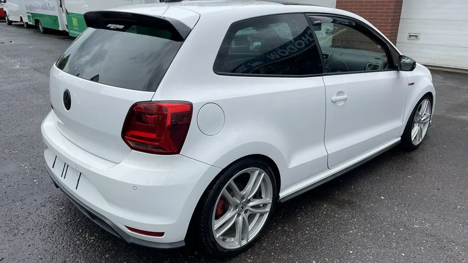 VOLKSWAGEN Polo -