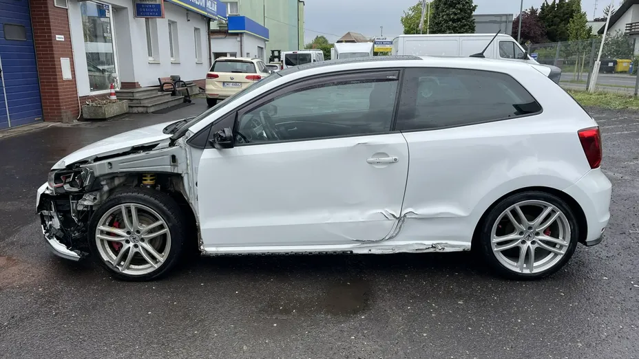 VOLKSWAGEN Polo -