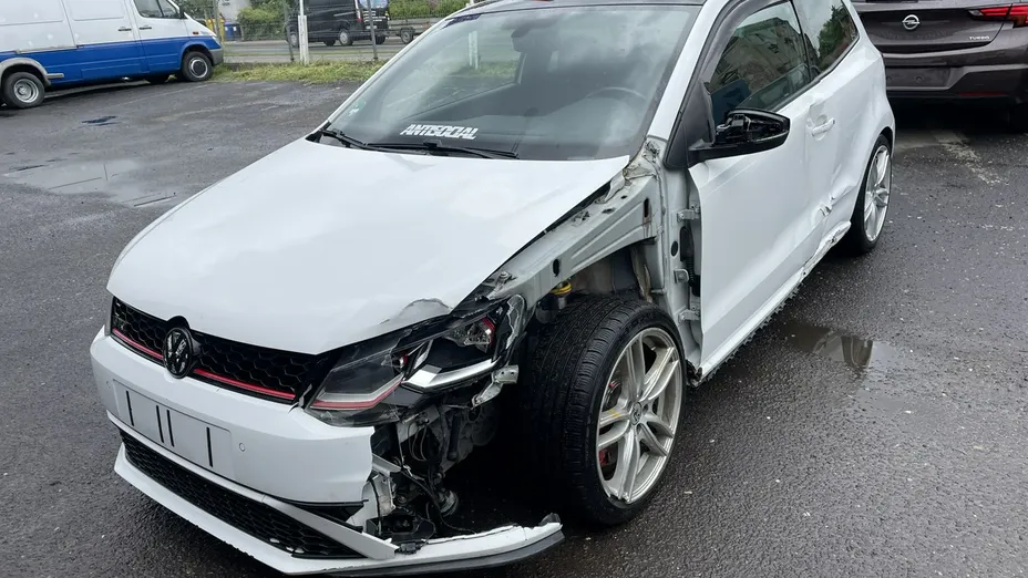 VOLKSWAGEN Polo -