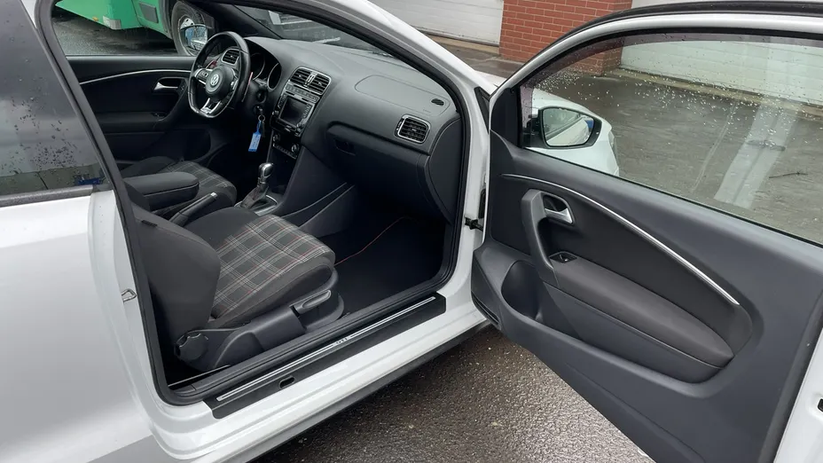 VOLKSWAGEN Polo -