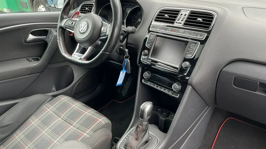 VOLKSWAGEN Polo -