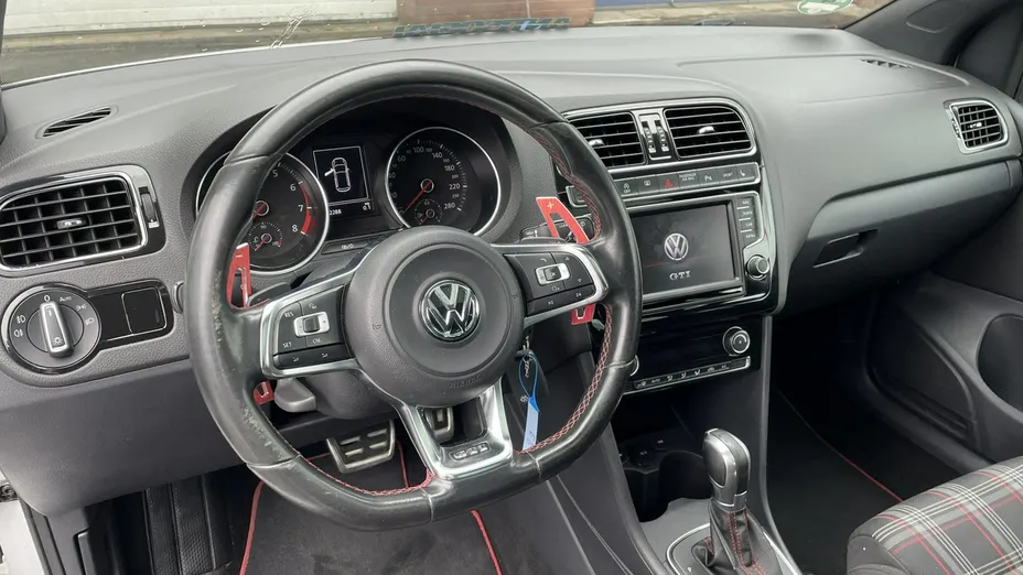 VOLKSWAGEN Polo -