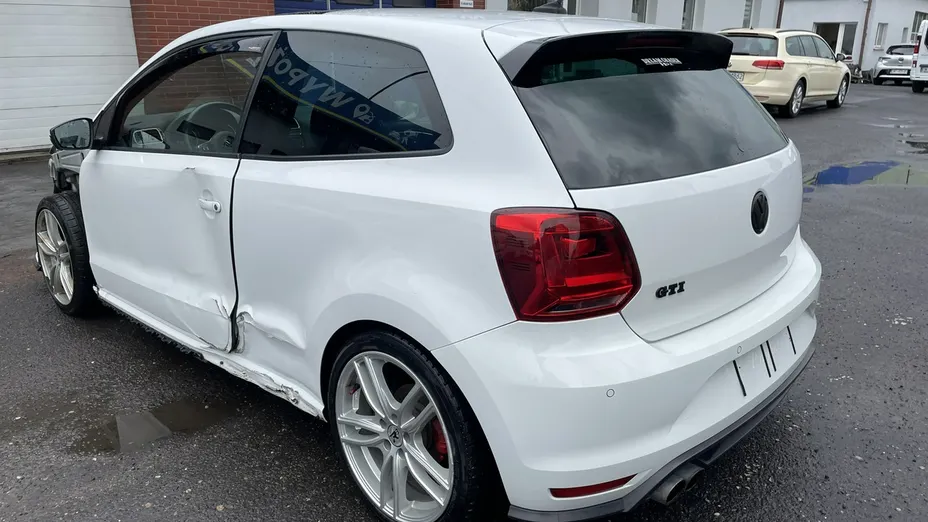 VOLKSWAGEN Polo -