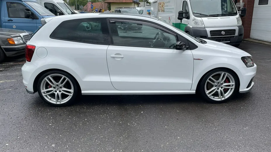 VOLKSWAGEN Polo -