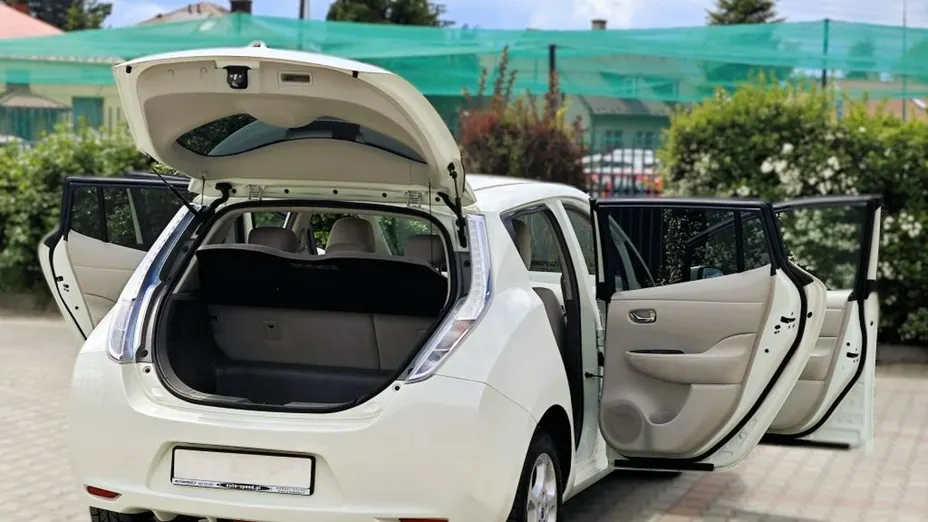 NISSAN Leaf -