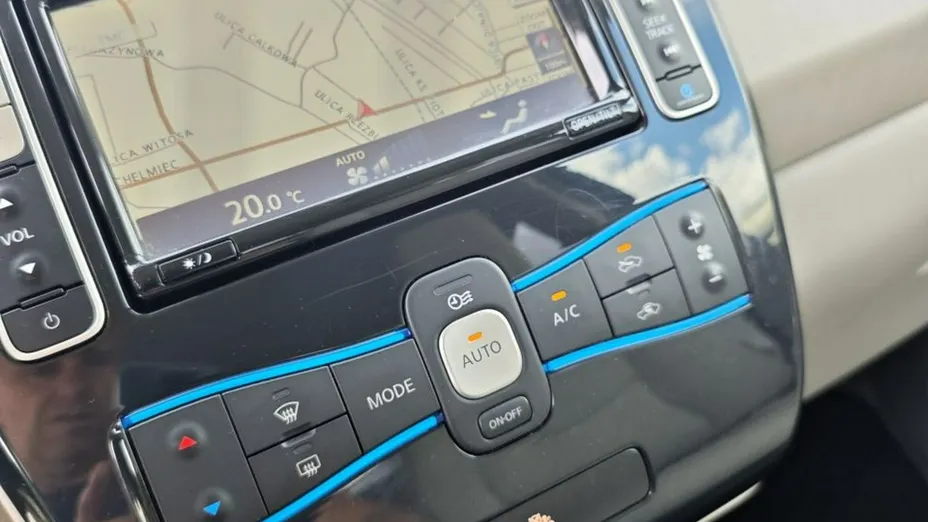 NISSAN Leaf -