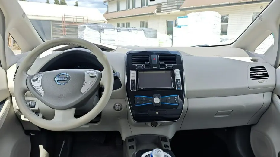 NISSAN Leaf -