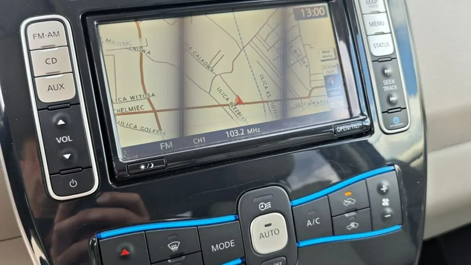 NISSAN Leaf -