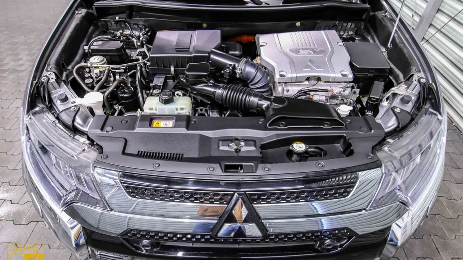 MITSUBISHI Outlander -