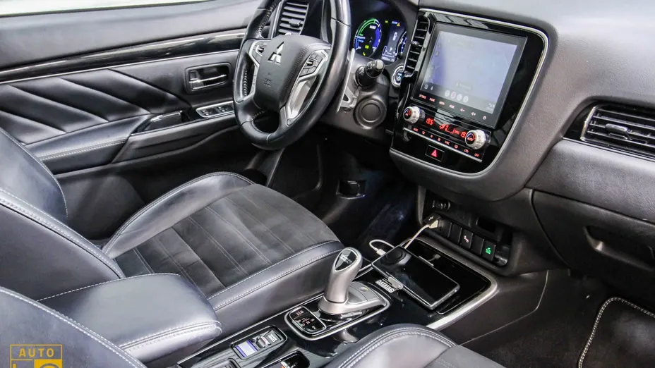 MITSUBISHI Outlander -