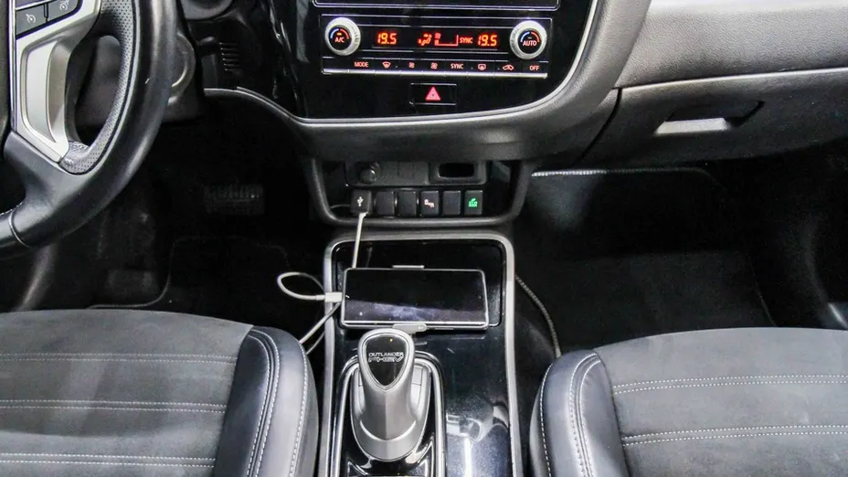 MITSUBISHI Outlander -