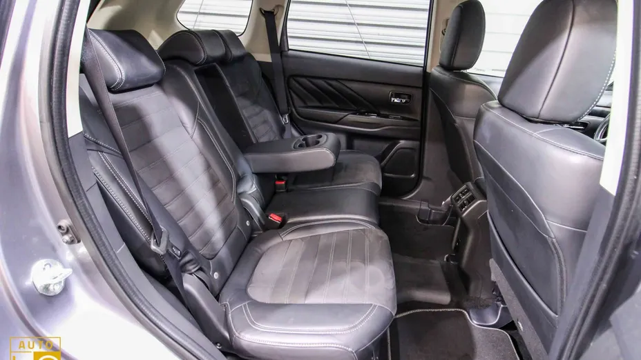 MITSUBISHI Outlander -