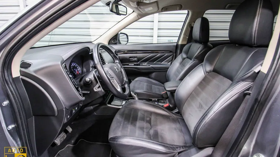 MITSUBISHI Outlander -