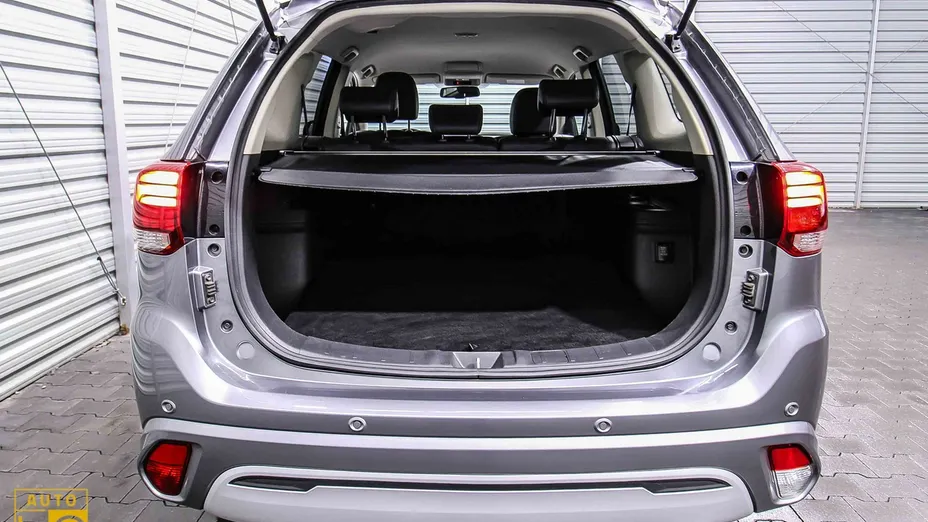 MITSUBISHI Outlander -