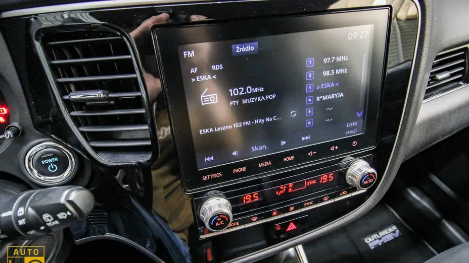 MITSUBISHI Outlander -