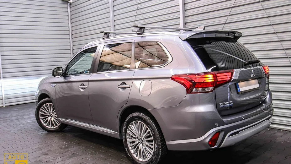 MITSUBISHI Outlander -