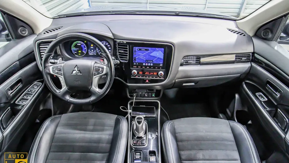 MITSUBISHI Outlander -