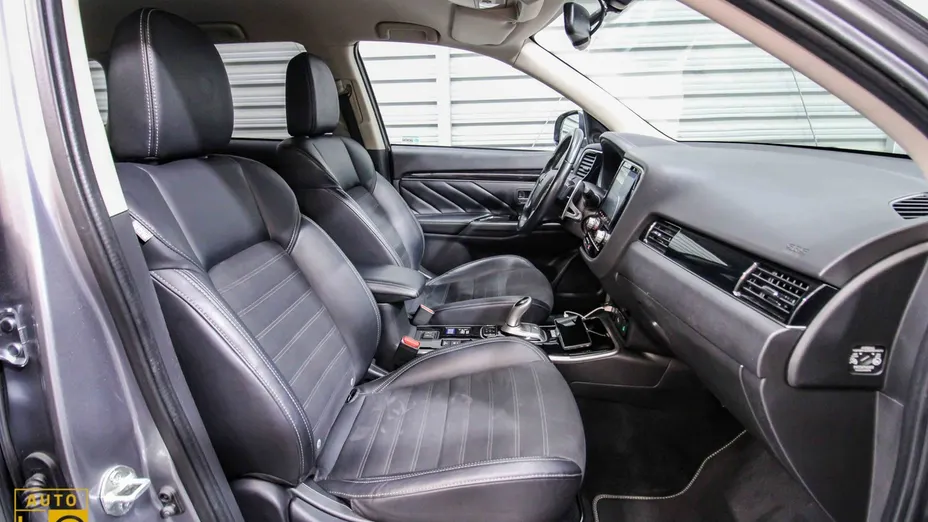 MITSUBISHI Outlander -