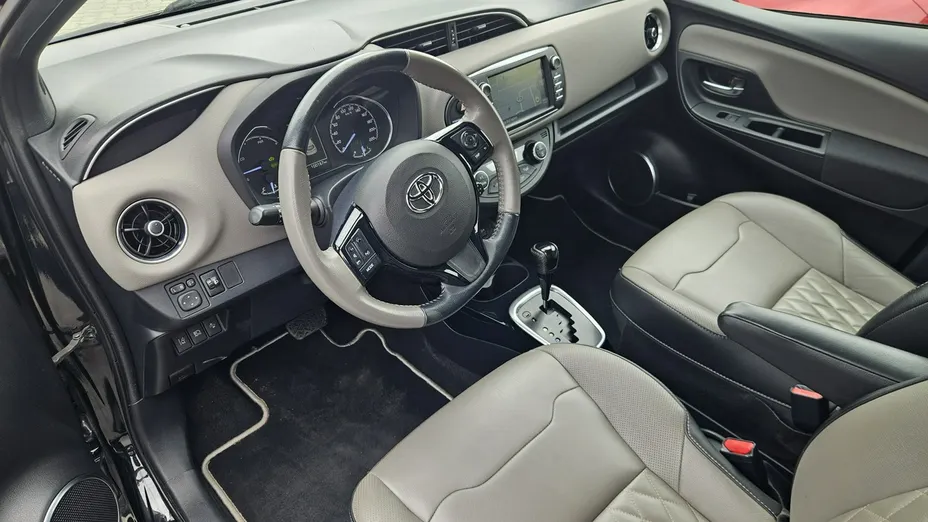 TOYOTA Yaris -
