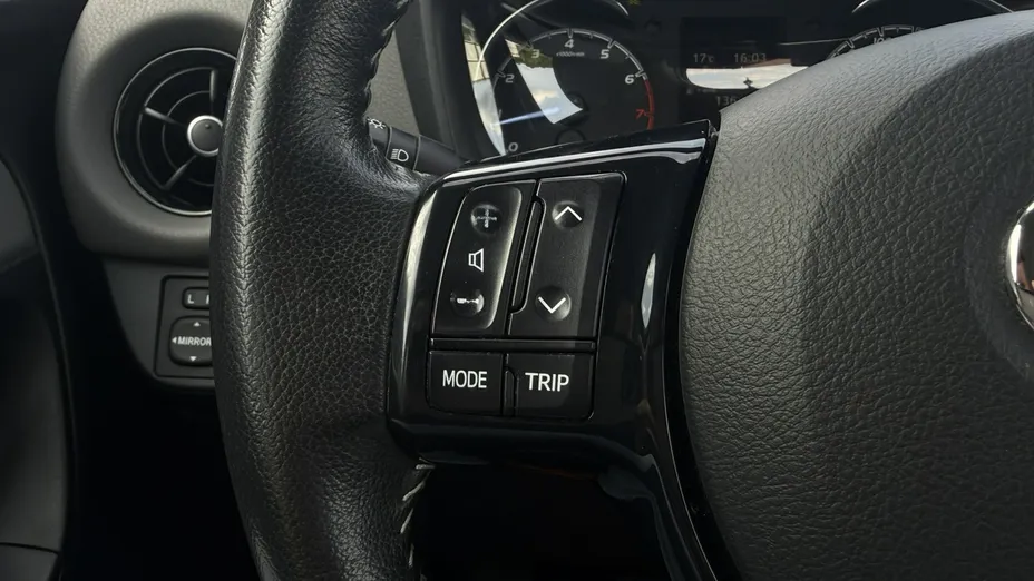 TOYOTA Yaris -