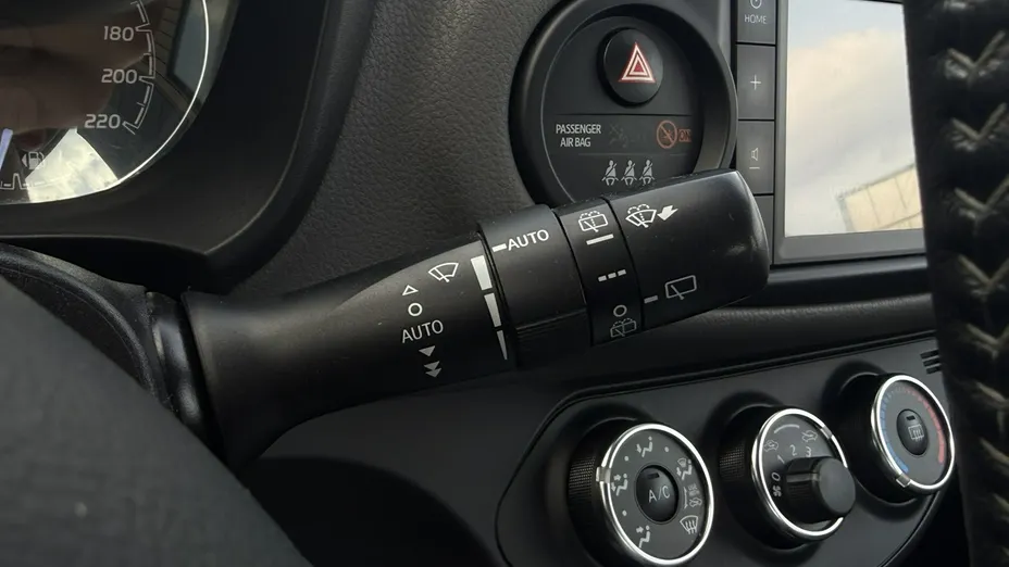 TOYOTA Yaris -