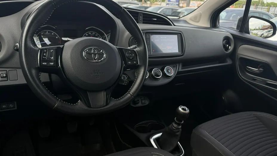 TOYOTA Yaris -