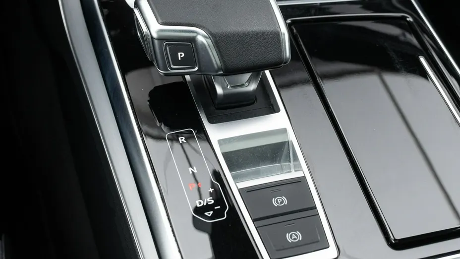 AUDI Q8 -