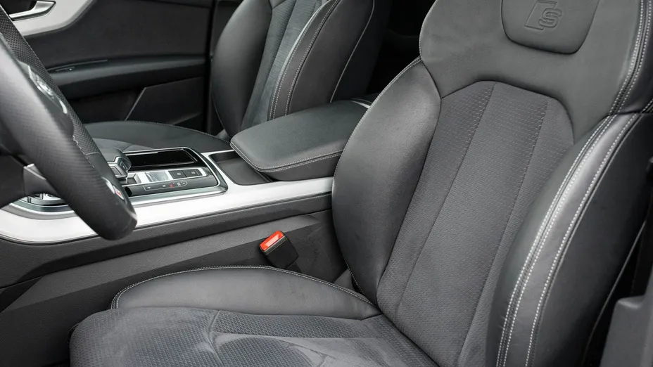 AUDI Q8 -
