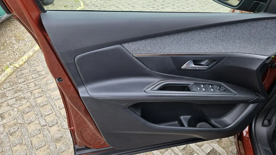 PEUGEOT 3008 -