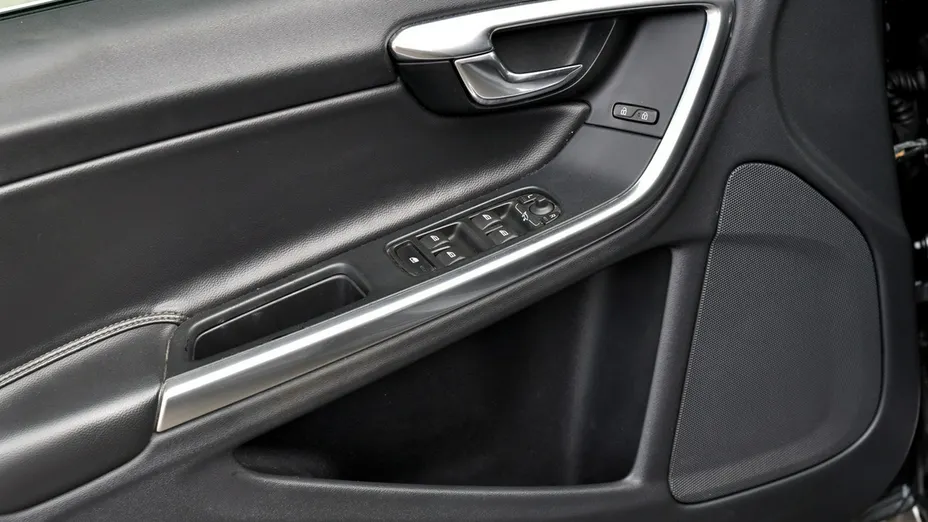 VOLVO V60 -